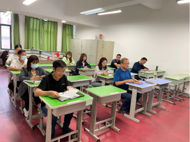 守初心、擔(dān)使命，感黨恩、跟黨走——我校組織教師學(xué)習(xí)《開學(xué)思政第一課》