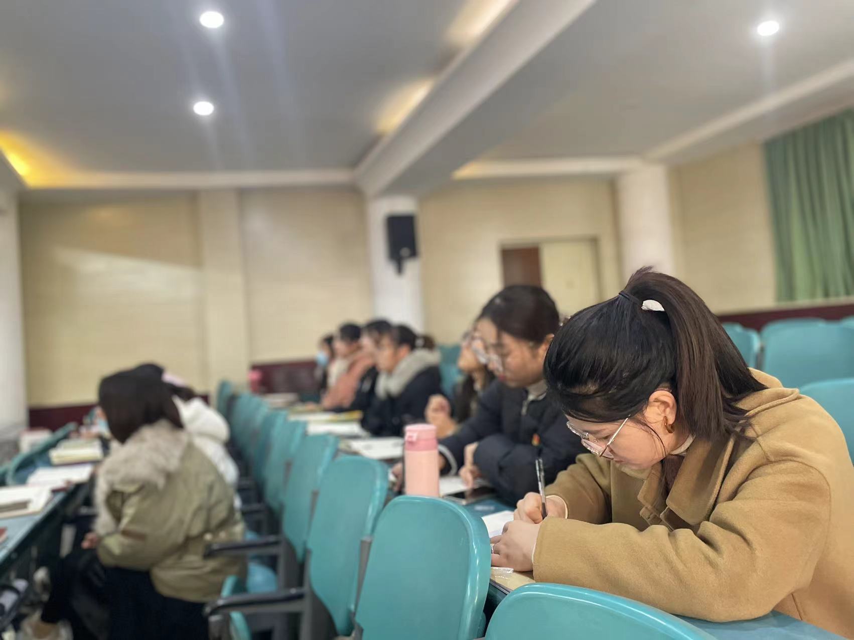 凝聚新力量，踐行正能量——洛陽復(fù)興學(xué)校順利召開黨支部黨員大會(huì)